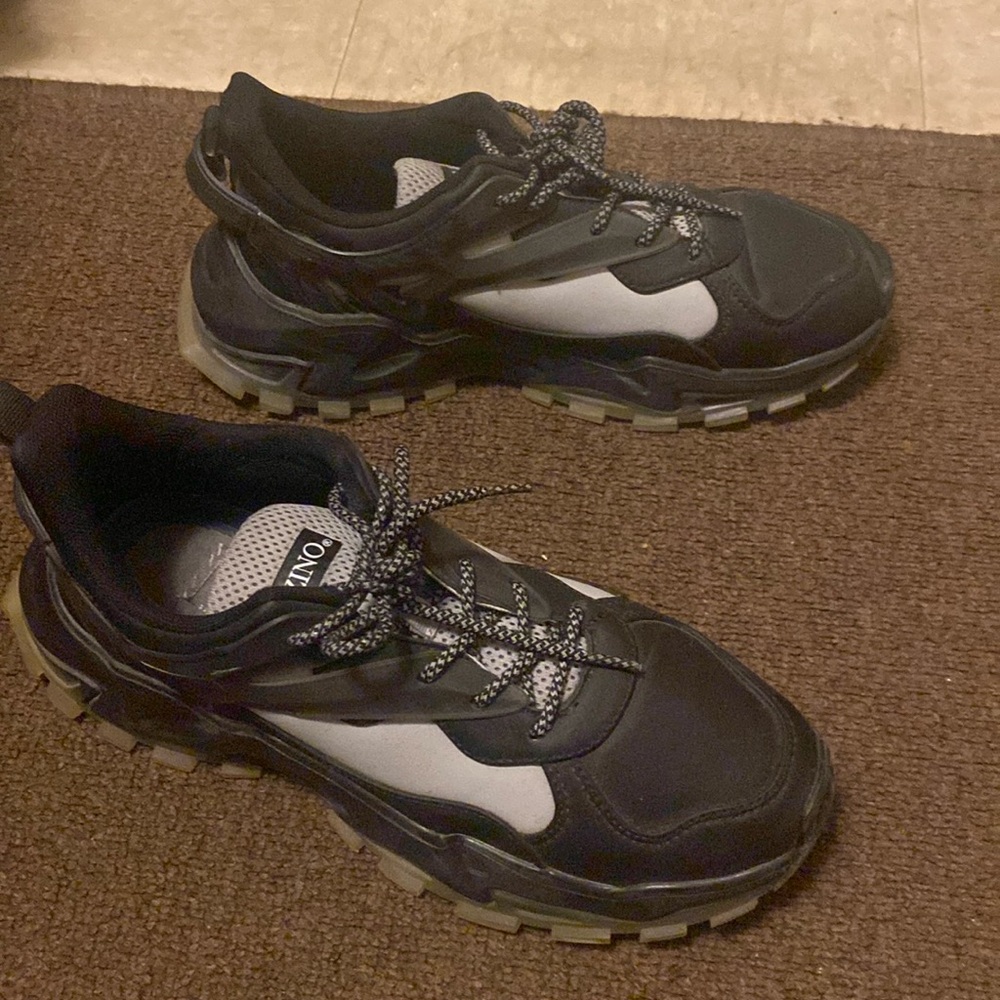 Mazino shoe, no box included wore like a few times